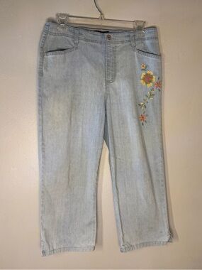 Vintage Gloria Vanderbilt Light Blue Denim Capris with Floral Embroidery